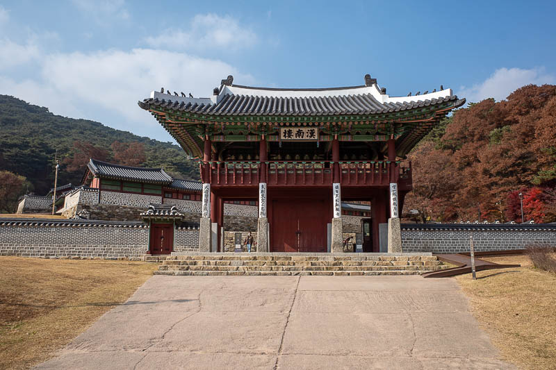 Korea-Seoul-Namhansanseong - Now it is time to look at the Palace, here is the gate.