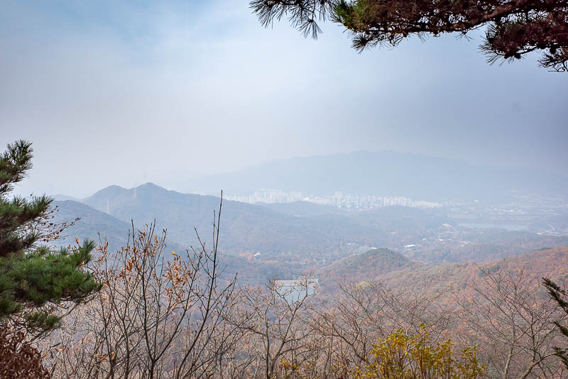 Korea-Seoul-Hiking-Cheonggyesan - OK, now I am back to areas I did not hike last time, as I did not see this view last time. On a day without apocalyptic smoke dystopia, this would be 