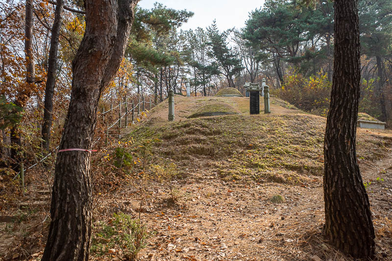 Korea-Seoul-Hiking-Cheonggyesan - The DESCENT DOWN went past many tombs such as this one.