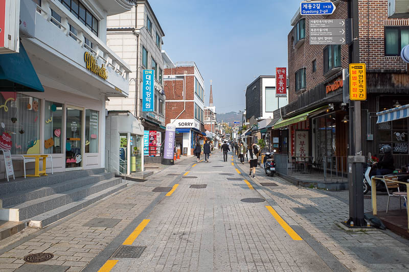 Korea twice in one year - November 2022 - After you exit the paid area you are between the two main palace areas, and it is all tourist streets in an area called Bukchon. Lots and lots of tour