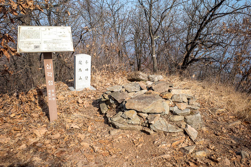 Korea-Seoul-Hiking-Geomdansan - Last peak of the day and it does not even get a seat or log to sit on.