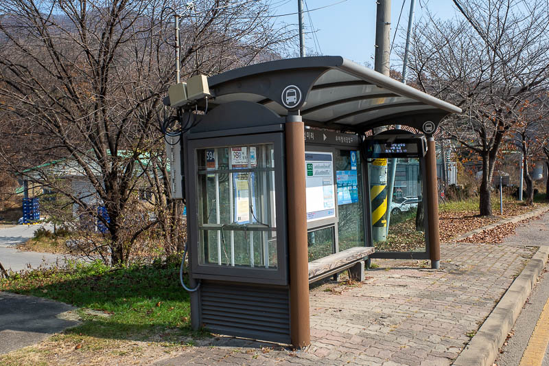 Korea-Seoul-Hiking-Geomdansan - And finally, the bus stop. I only had to wait 10 minutes. Also it is a bus stop in the middle of nowhere, with a bus every 20 minutes and a sign telli