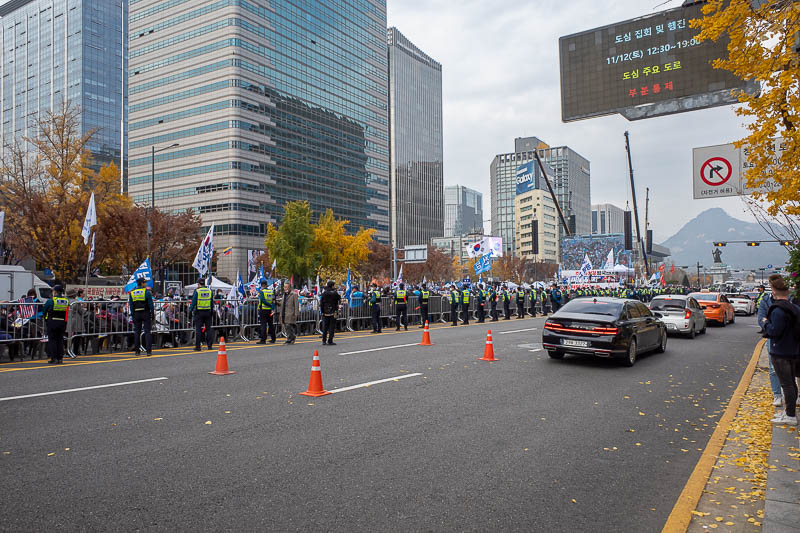 Korea-Seoul-Namsan-Protest - A smaller section of blue protesters closer to the palace. The police kept telling me to get lost, which was fine when it was the traffic cop looking 