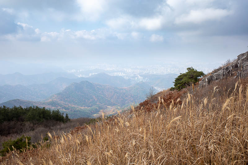 Korea-Gwangju-Hiking-Mudeungsan - The bottom is along that sort of green ridge in the mist.