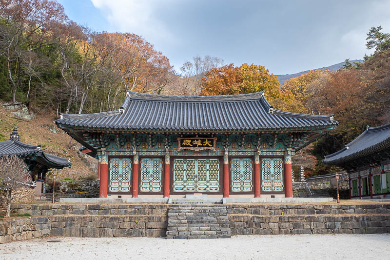 Korea-Gwangju-Hiking-Mudeungsan - And finally, back at the lower temple. It had toilets.