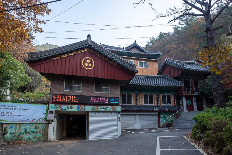 Korea-Gwangju-Mudeungsan-Jisan - The amusement park is abandoned, but the LED clad shrine still lives on.