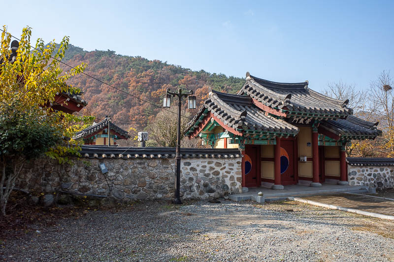 Korea-Gwangju-Mudeungsan-Jisan - After going over some small peaks I ended up in a valley in a little village with shrine number 2. Great weather, about 14c, no wind, a bit cloudy at 