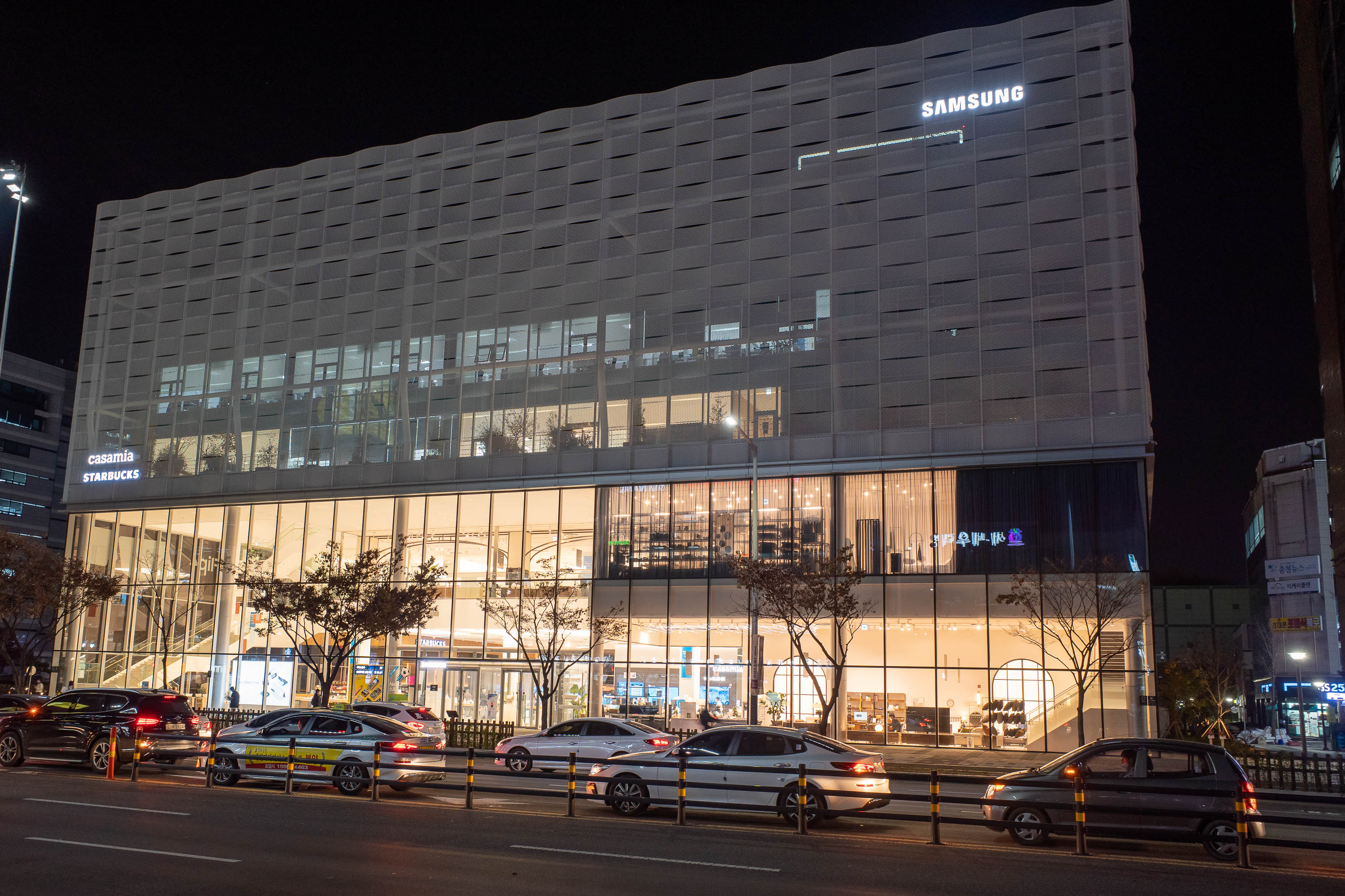 Korea-Daejeon-Dunsan - This is just your average Samsung store in Korea.