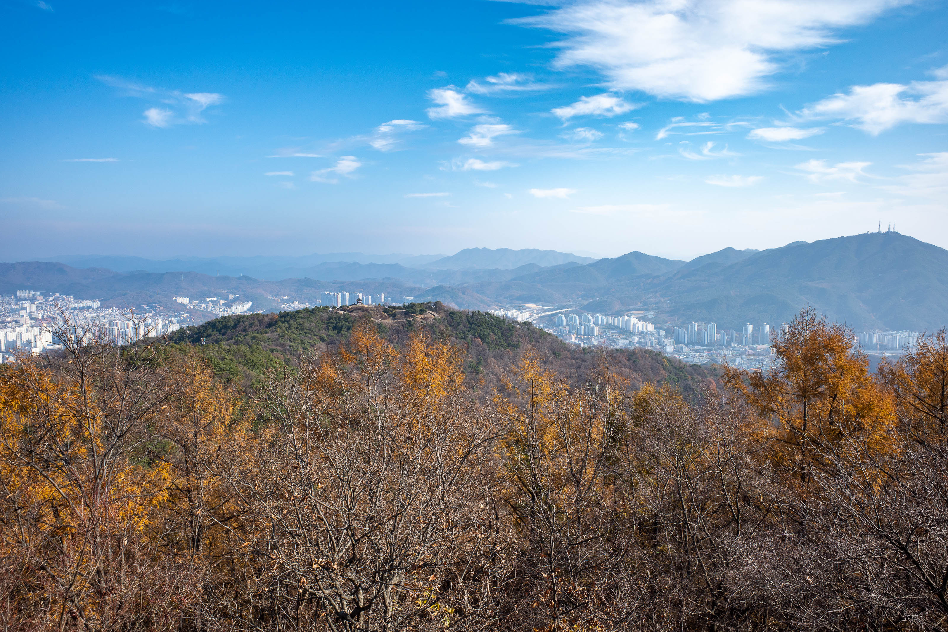 Korean-Hiking-Daejeon-Bomunsan - Here you can see mountain number 2 on the right in the distance, Sikjangsan, with the antennas on top. More antenna photos soon.