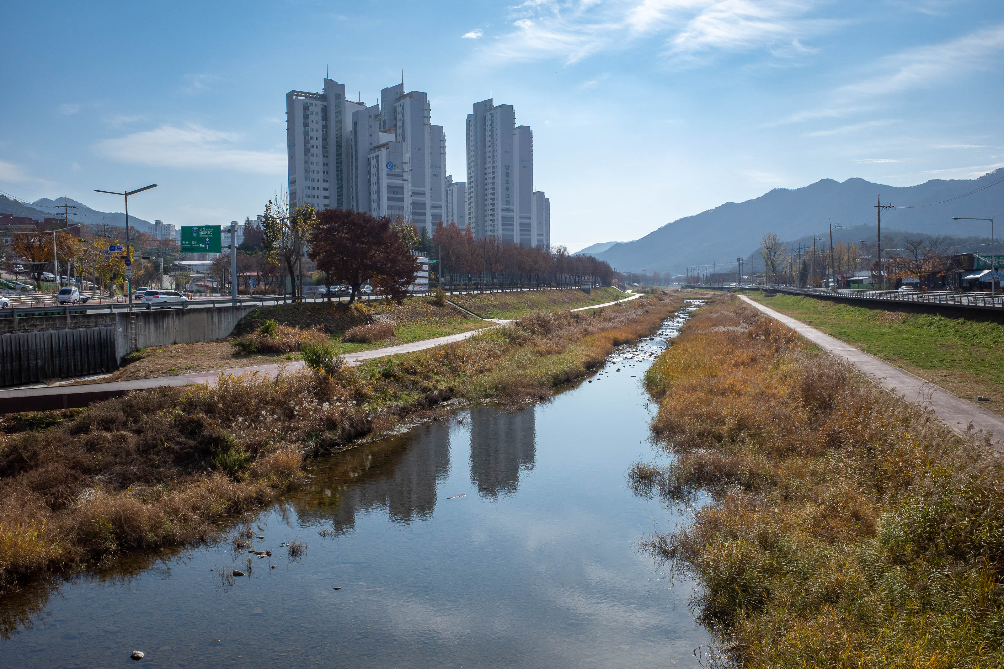 Korean-Hiking-Daejeon-Bomunsan - However, I did get to cross over a nice stream, always a highlight.