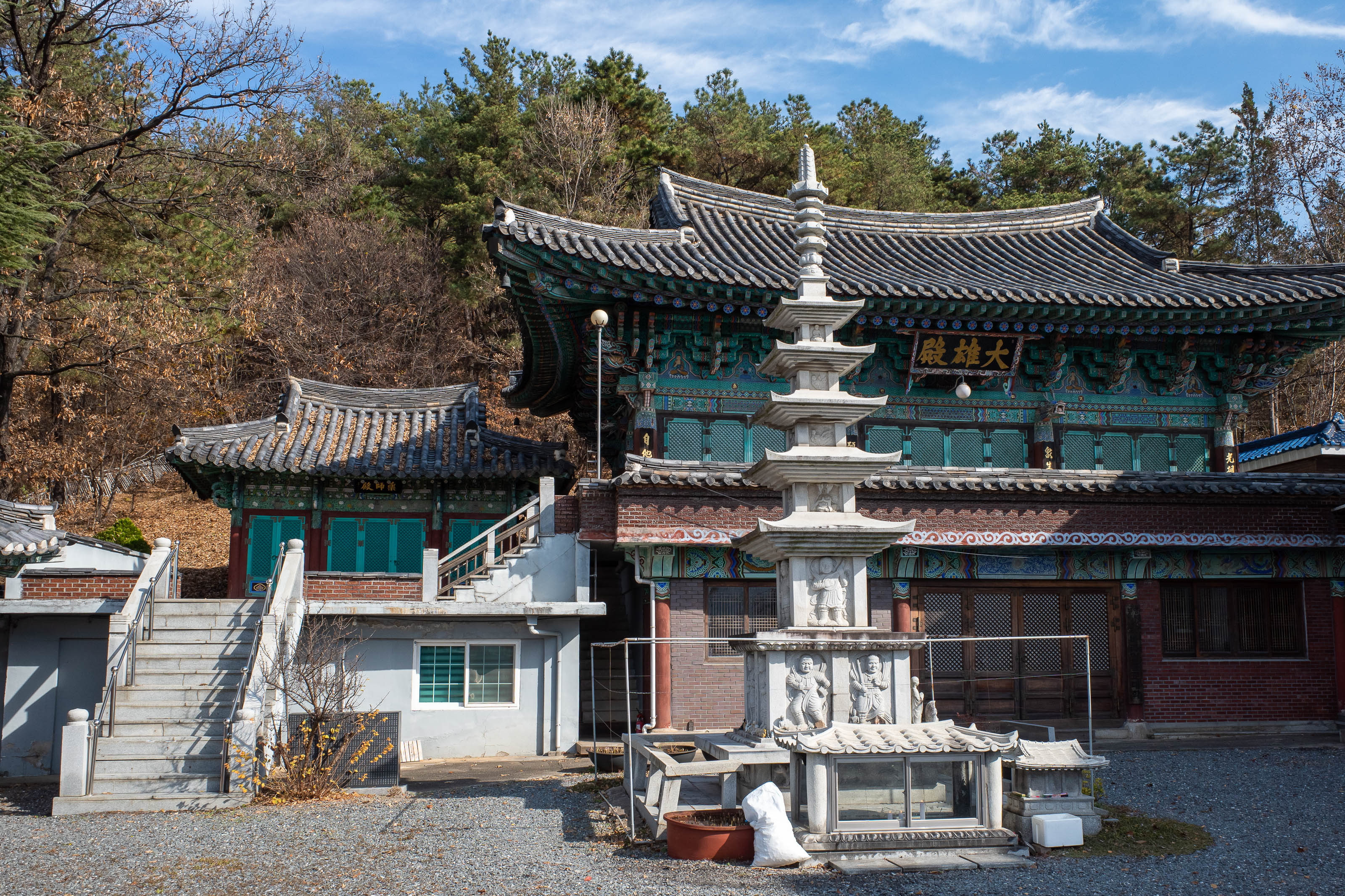 Korean-Hiking-Daejeon-Bomunsan - My path up Sikjangsan started at this shrine. It will not be the last shrine.