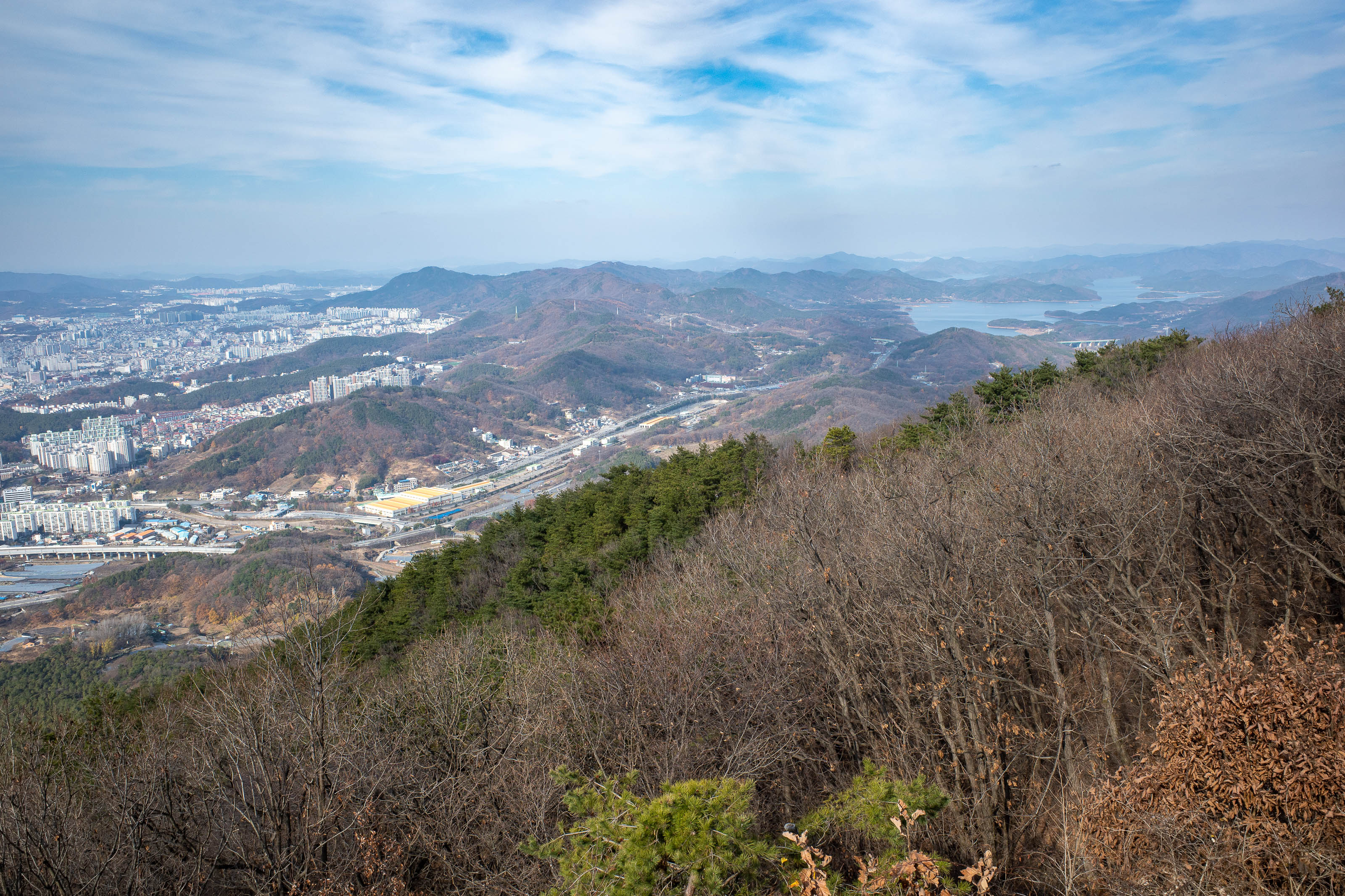 Korean-Hiking-Daejeon-Bomunsan - View in another direction, that lake looks interesting... Somewhere in those hills is the pilgrimage clay road I walked a lap of last time. I did it w