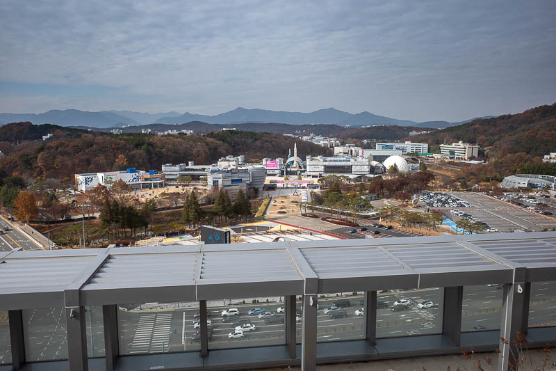 Korea-Daejeon-Hanbat-Expo - The roof garden is really great. Over there is the science museum. I do not think I went there last time. It appears to have actual rockets! Probably 