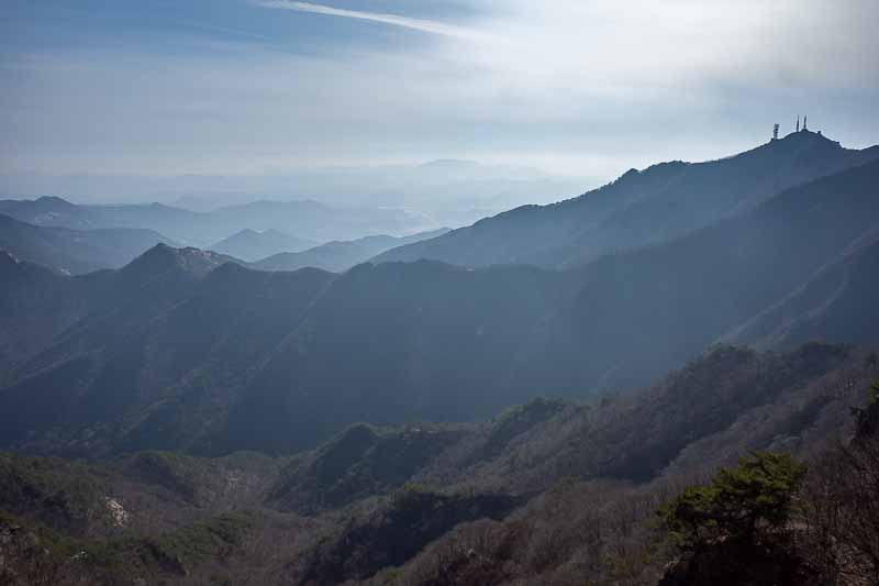 Korea-Daejeon-Hiking-Gyeryongsan - Time to check on the view... again...