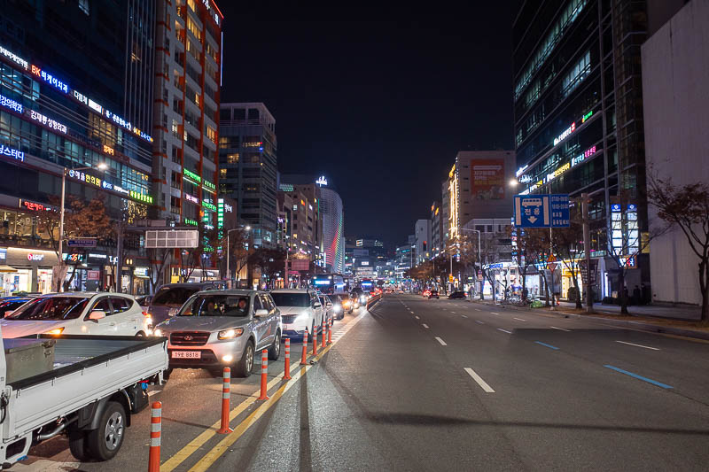 Korea-Daejeon-Galleria - And while I am crossing the road, why not stand in traffic and take a photo?