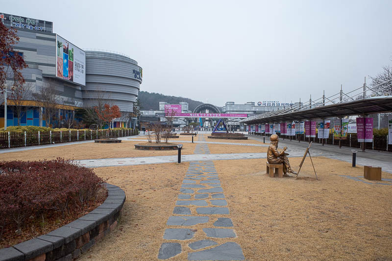 Korea-Daejeon-Museum - Heading to the museum, and there is no one around. I had to mess with the white balance on this photo, yellow grass tricks my camera into thinking it 
