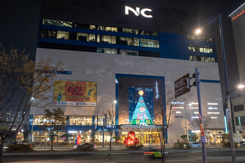 Korea-Daejeon-Yuseong - There are hundreds of hotels in this area, but also some shops and lots of restaurants catering mainly to groups of people. This is the local departme