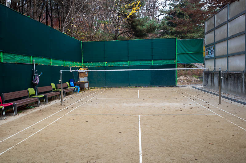 Korea-Daejeon-Seoul-KTX - There were a whole heap of badminton courts. No one around but a bag with racquets and shuttlecocks was available, so I played with myself for a while