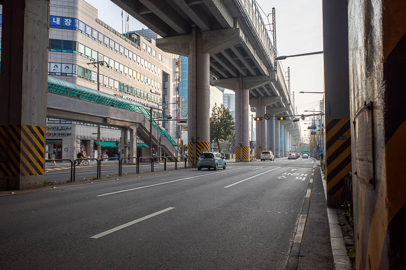 Korea twice in one year - November 2022 - Getting to the park was along the elevated line 2. Well, elevated where you get off anyway. Quite near the Konkuk university where I went early on dur