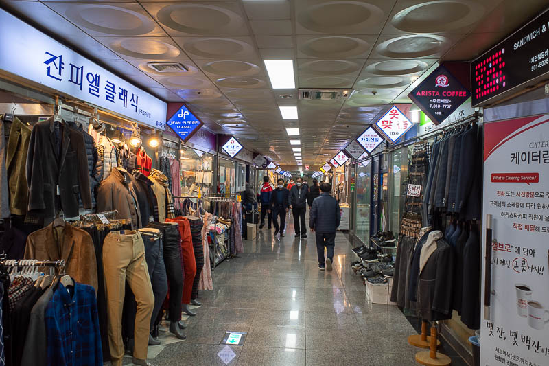 Korea twice in one year - November 2022 - Areas are quite busy, with many side tunnels that join on to other subway lines full of grids of shops, if that is your thing. The good part is you ne