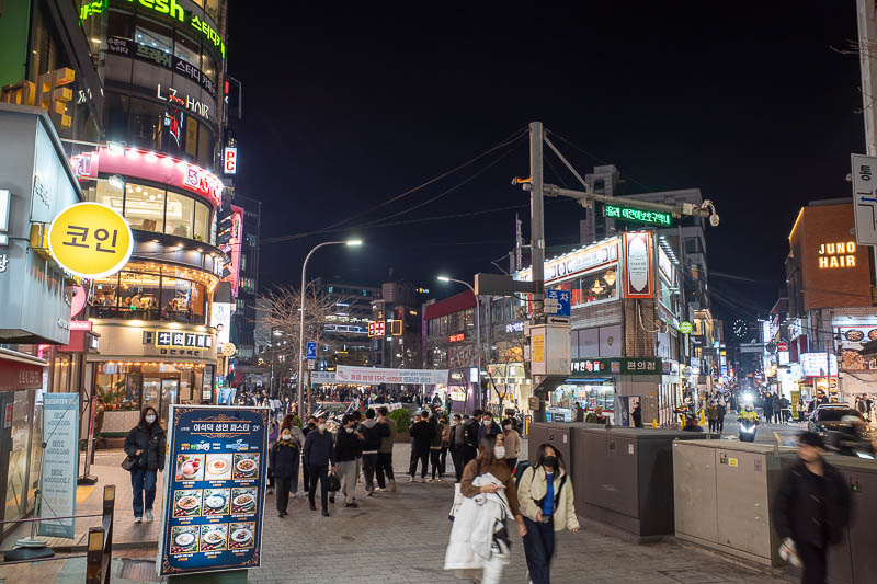 Korea-Seoul-Sinchon - Found the place, I really wanted to get off at Sinchon station. The street layout is a bit confusing around here, I found myself re arriving at this p
