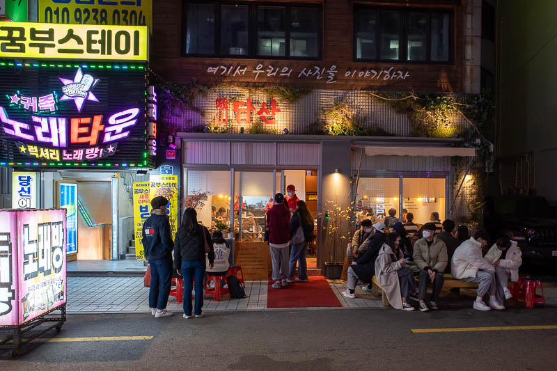 Korea-Seoul-Sinchon - Even though it was Sunday, the quiet day, many places had lines of people.