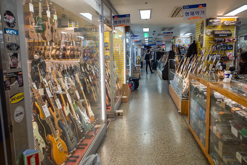 Korea-Seoul-Hiking-Inwangsan - Some time after, on my walk back towards the city, I found myself in the musical instruments wholesale market. These days it looks like more of a reta