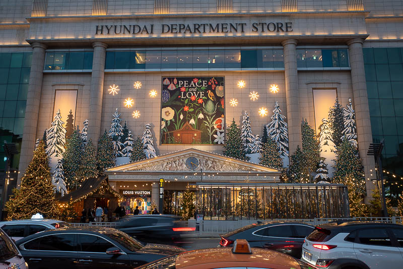 Korea-Seoul-Apgujeong-Gangnam - When I got off at Apgujeong, I was surprised to find another Hyundai department store. Just how many of these things are there? Their xmas decorations