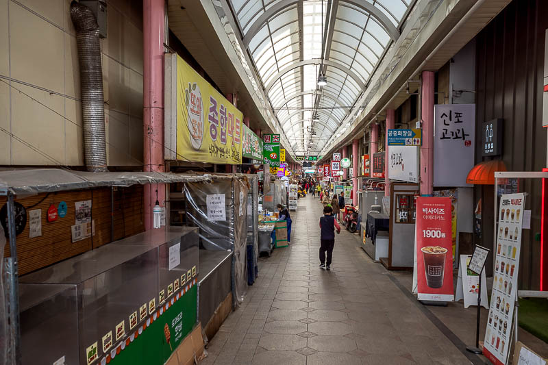 Korea-Seoul-Incheon - Shotengi (Japanese covered shopping street) Korean style, in the Chinese part of Korea.