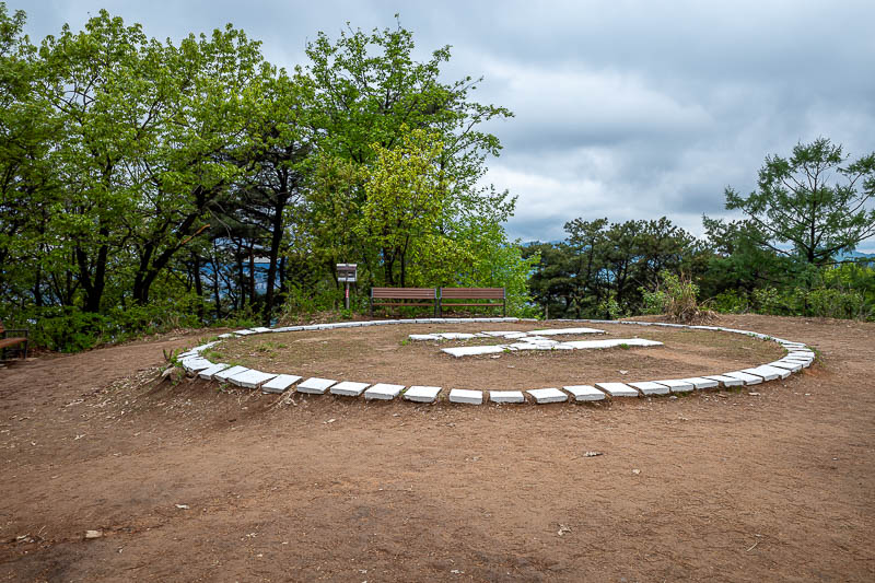 Korea-Seoul-Hiking-Buramsan - This is today's helicopter landing pad. The last one of this trip. After here you go down a bit before going up to the main peak.