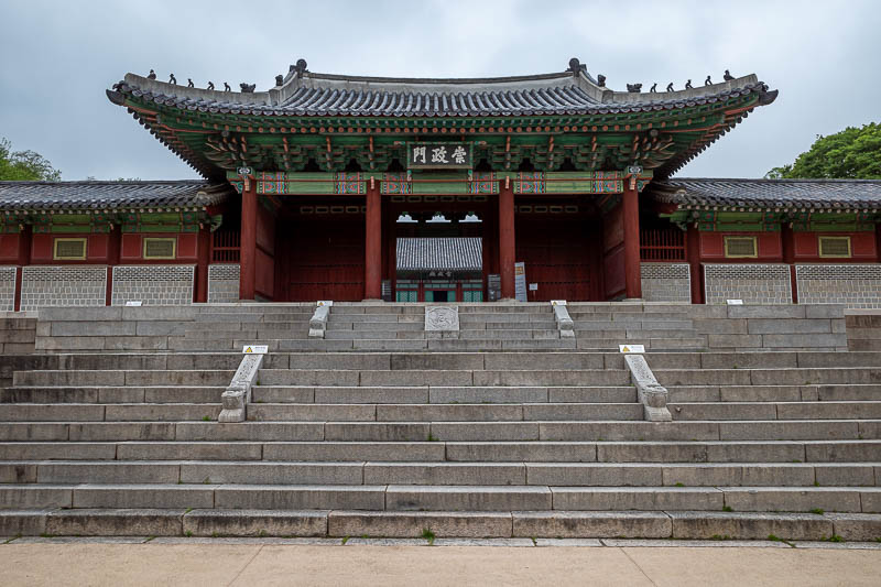 Korea-Seoul-Palace-Memorial - Not a single other person around.