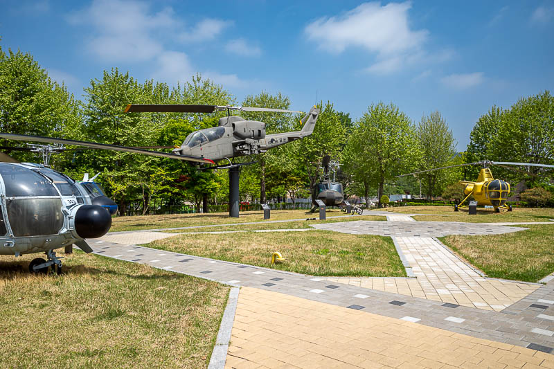 Korea-Seoul-Palace-Memorial - First I will check out some helicopters. The Apache is too popular so they had to lift it off the ground.
