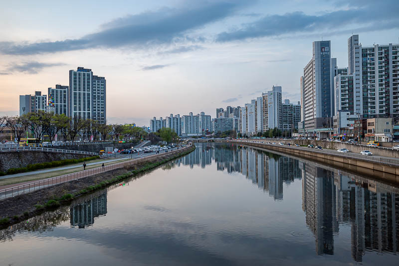 More of the same of Korea - March and April 2024 - Last time I was here I walked along this river. Behind me there were many cherry blossom trees along the river banks, but I was trapped on the wrong s