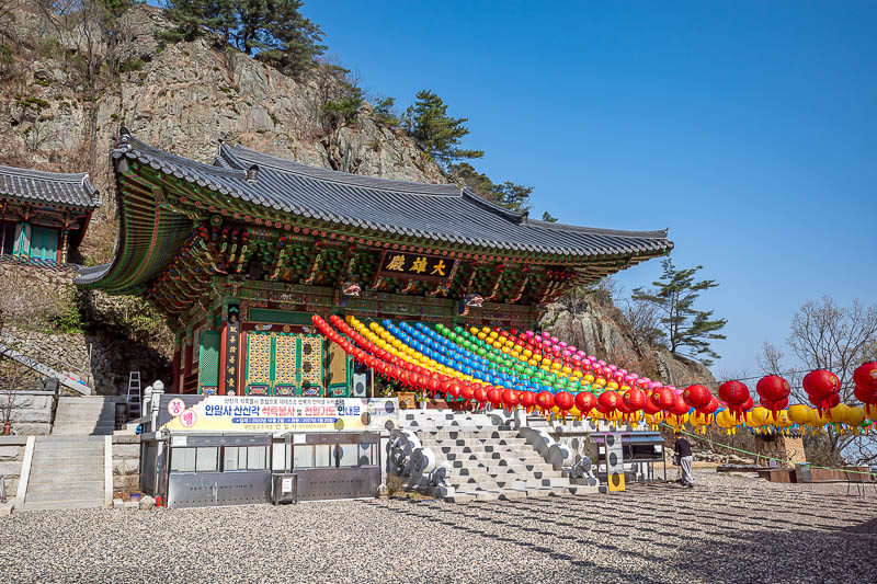Korea-Daegu-Apsan - Here is the temple. There is probably a really good view off to the right, but they do not allow you to go over there. Maybe the wall is falling down.