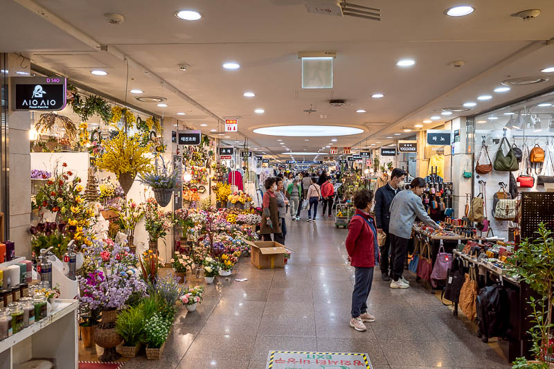 More of the same of Korea - March and April 2024 - The mall itself is mainly flowers and women's clothes. It is about 2km long. There are 2 parallel lanes, but also some other non affiliated undergroun