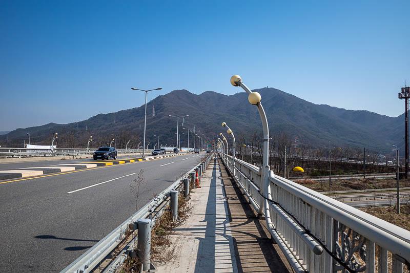 Korea-Seoul-Hiking-Yebongsan - Starting from Hanam station added about 50 minutes walking to the start of the hike, and meant I had to walk over a bridge across the river. Finding a