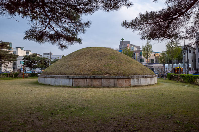 More of the same of Korea - March and April 2024 - The solo lonely funeral mound on this side of the city. Banished for eternity.