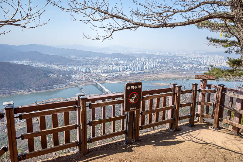 Korea-Seoul-Hiking-Yebongsan - First main view point. I took the same photo last time.