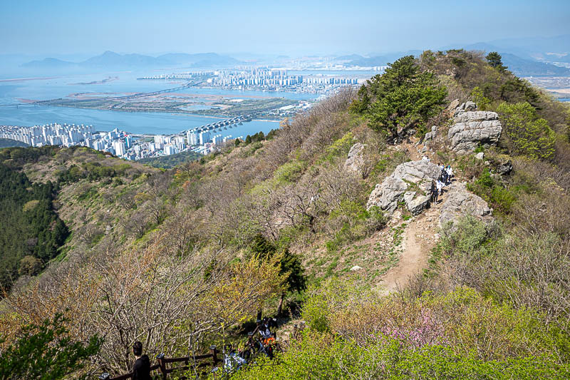 Korea-Busan-Hiking-Seunghaksan - Here you can already see quite a lot of other people.