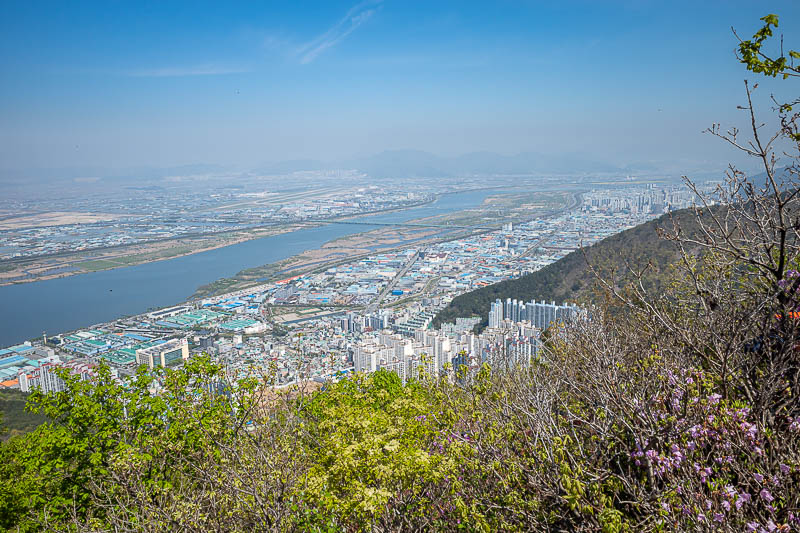 Korea-Busan-Hiking-Seunghaksan - A higher view towards the airport.