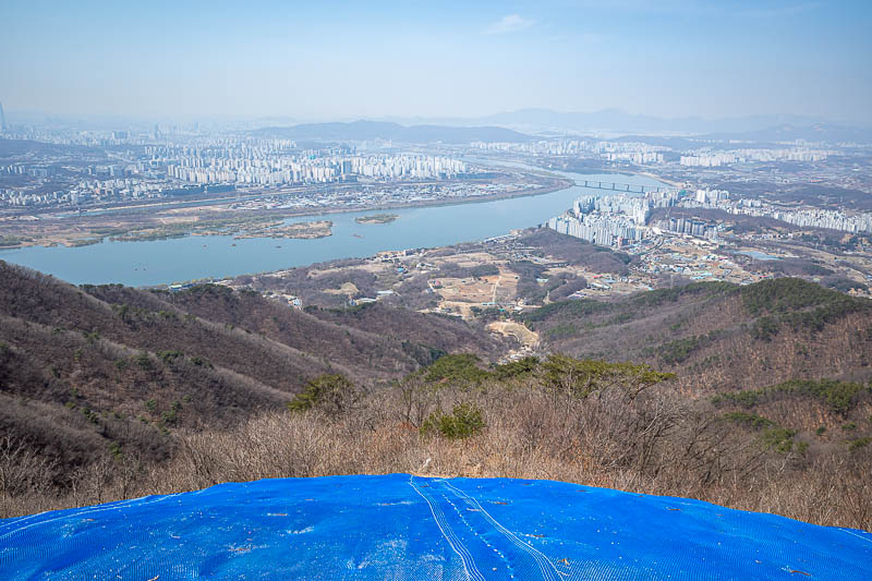 Korea-Seoul-Hiking-Yebongsan - Here is the hang gliding launch point. There is a private dirt road not on the map that comes up a valley to here.