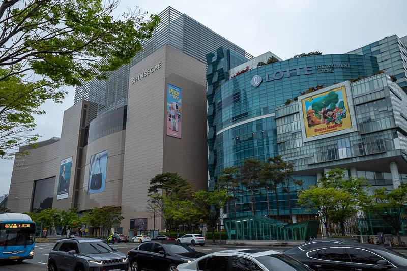 Korea-Busan-Mall - There it is, on the left, the worlds largest department store. Lotte on the right, pfft so puny.