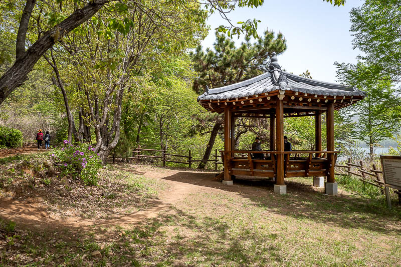 Korea-Busan-Hiking-Hoedong - There are many places to stop and sit, especially on the much more popular first half of the hike.