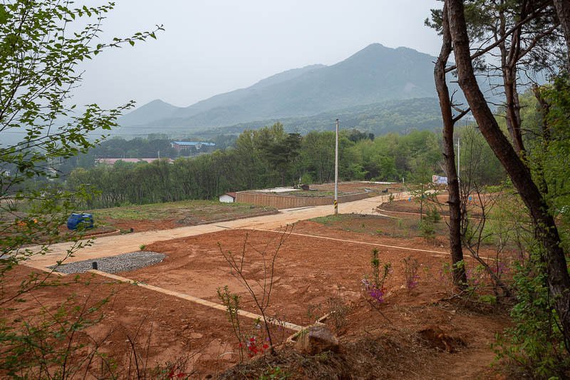 Korea-Seoul-Hiking-Yongmunsan - But no. More development has ended the trail again.