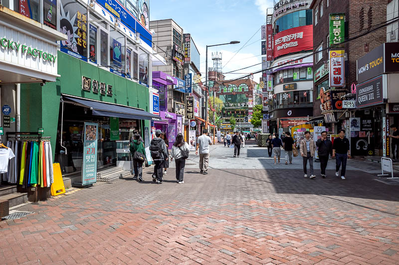 Korea-Seoul-Hyehwa-Naksan - One side of Hyehwa is shopping and restaurant streets marketed to University students.