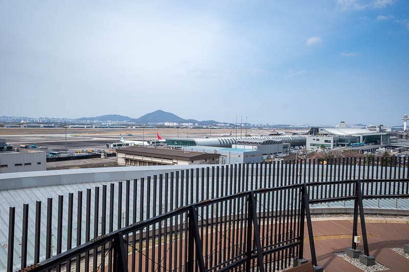Korea-Seoul-Museum-Fortress - Above the roof garden, there is even a higher observation area, where you can see the airport, kind of.