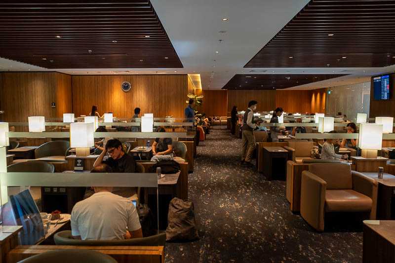 Singapore-Airport-Lounge - And finally, here is the OTHER lounge, the one rarely seen. Although I have been here once before. It was closed for ages during and post covid. I nee