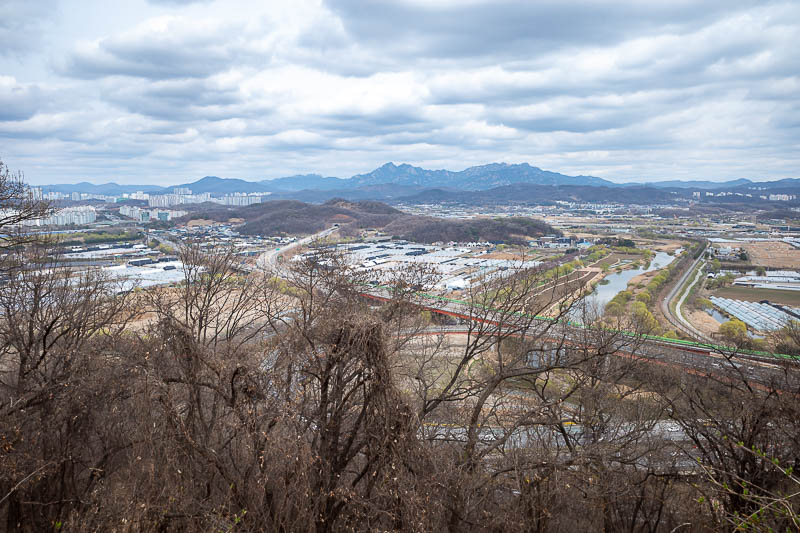Korea-Seoul-Museum-Fortress - Those mountains are Bukhansan National park, easily accessible from the city, I have been over all of those peaks a few times. Today would have been a