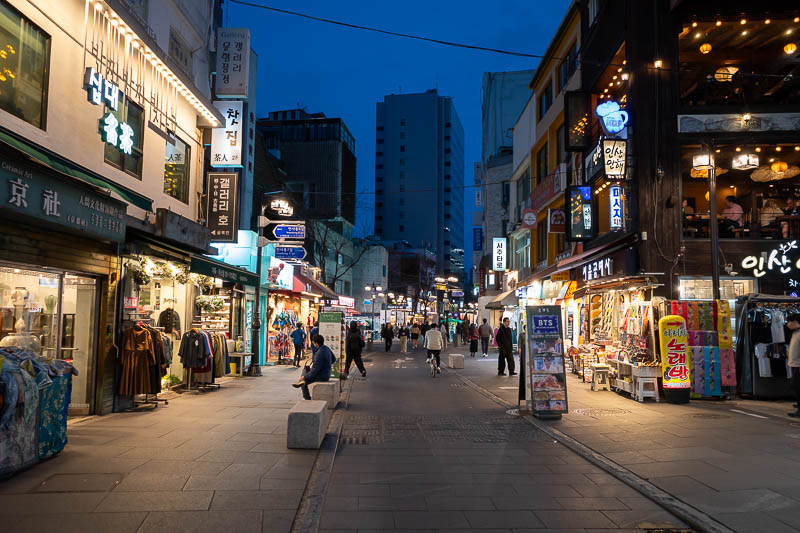Korea-Seoul-Insadong-Curry - As you get further along Insadong, the shops get less expensive and more filled with plastic.