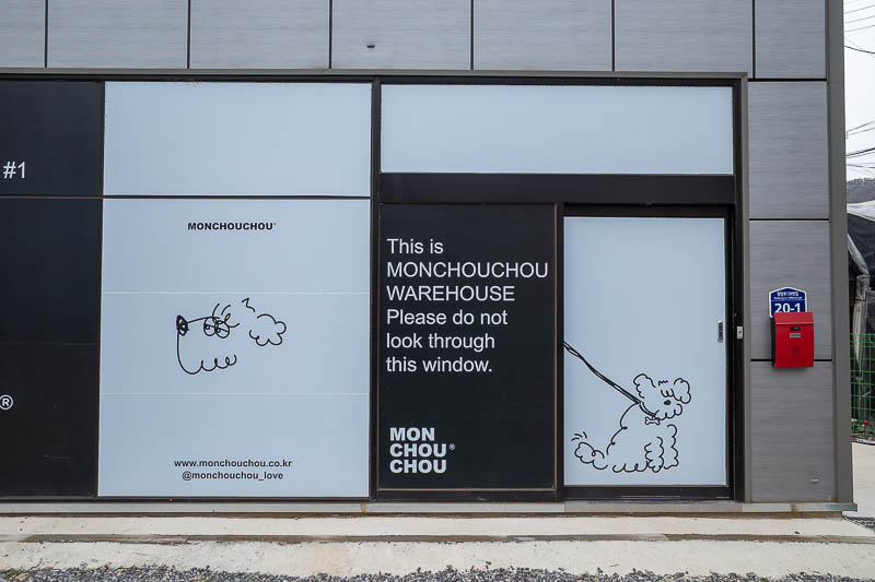 Korea-Seoul-Hiking-Yebongsan - I really wanted to look through this window.